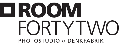 ROOMFORTYTWO Logo
